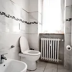 Caldo Ed Elegante Vicino Metro